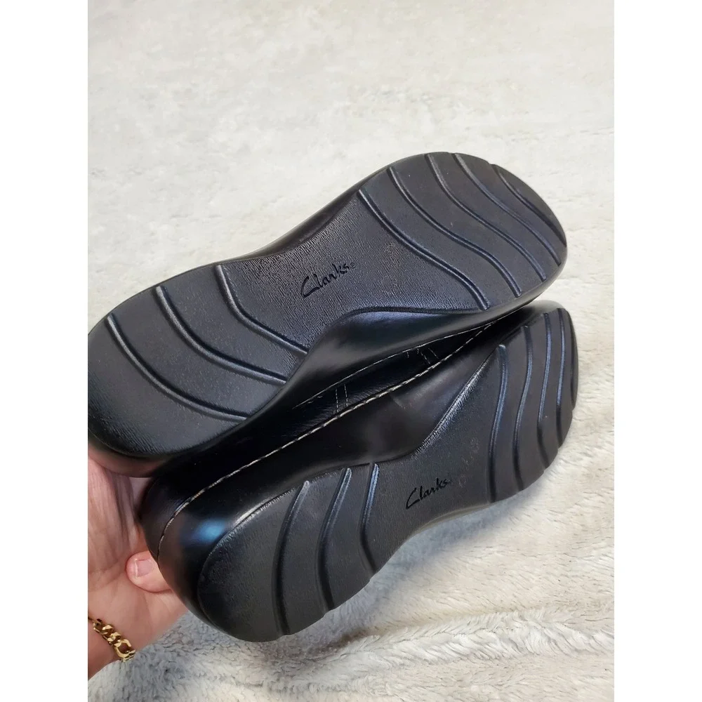Clarks Black Leather Slip On Loafers Shoes 8.5 Classic Office Capsule Minimalist